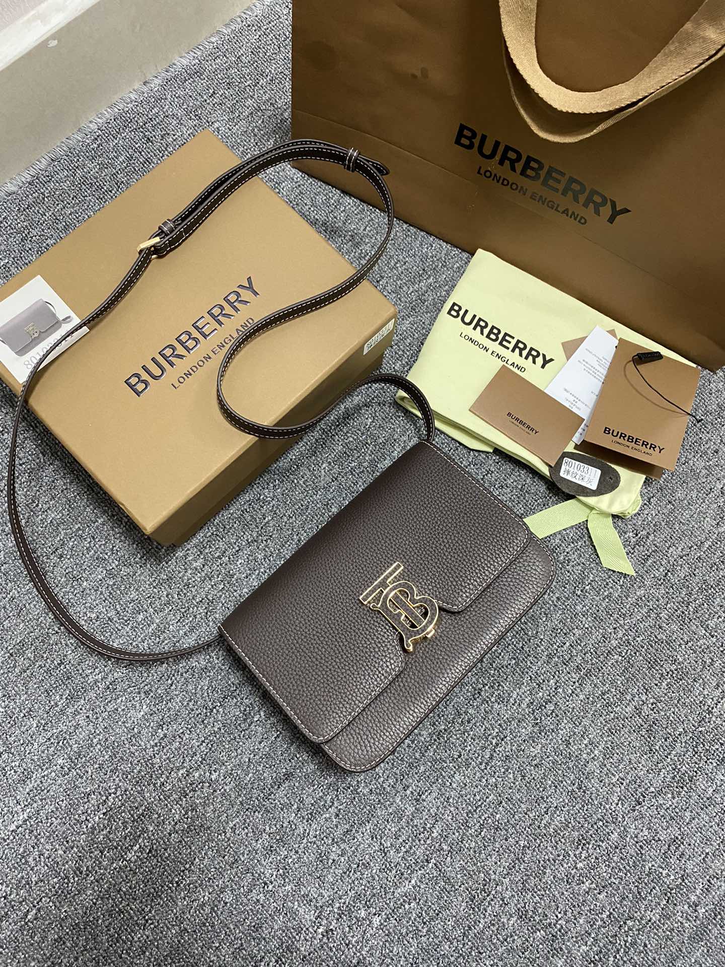 버버리 TB 로고 크로스 버클백