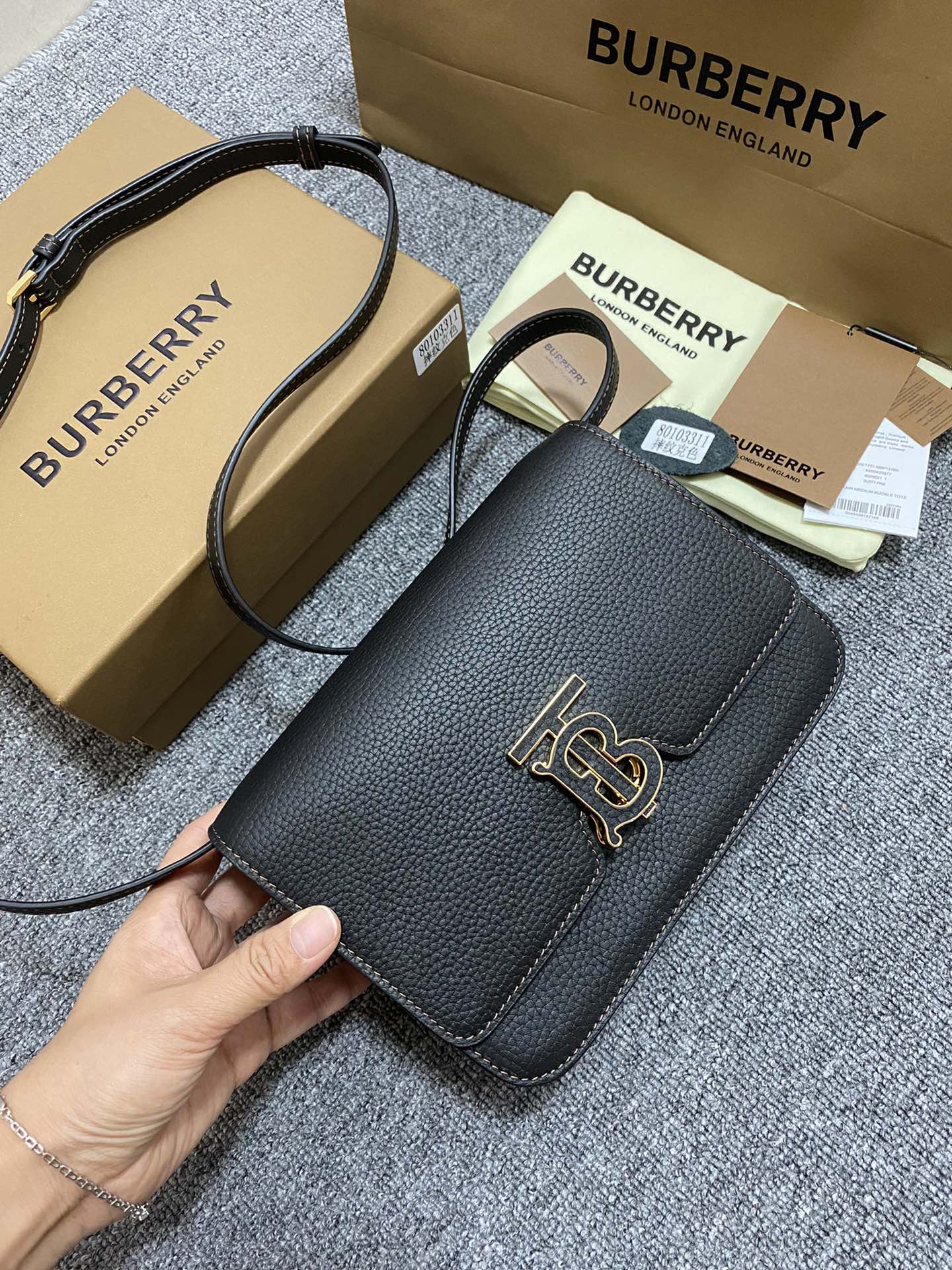 버버리 TB 로고 크로스 버클백