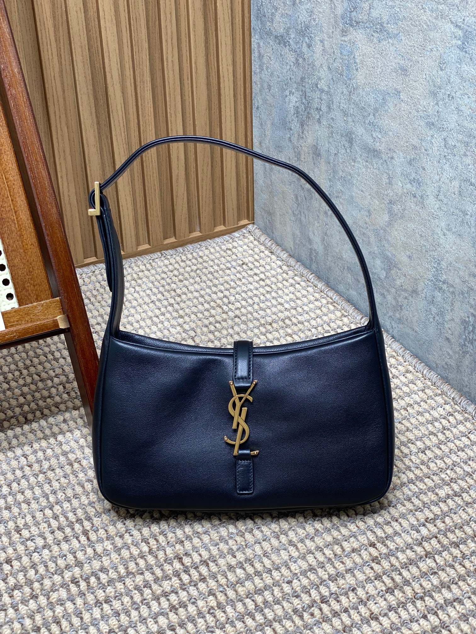 YSL 로고 핸들백