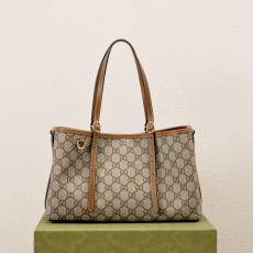 GUCCI GG 엠블럼 미디엄 토트백 (815214)
