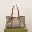 GUCCI GG 엠블럼 미디엄 토트백 (815214)