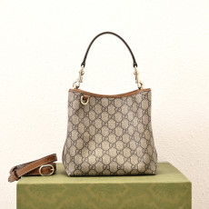 GUCCI GG 엠블럼 스몰 버킷백 (815118)