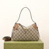GUCCI GG 엠블럼 스몰 숄뎌백 (815218)
