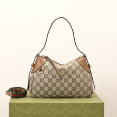 GUCCI GG 엠블럼 스몰 숄뎌백 (815218)