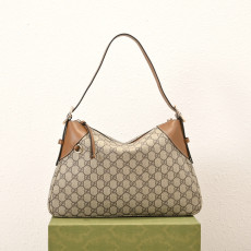 GUCCI GG 엠블럼 미디움 숄뎌백 (815217)