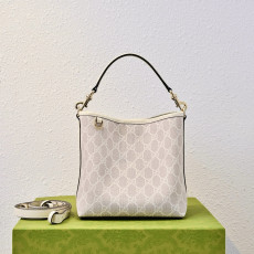 GUCCI GG 엠블럼 스몰 버킷백 (815118)