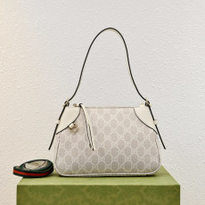 GUCCI GG 엠블럼 스몰 숄뎌백 (815218)