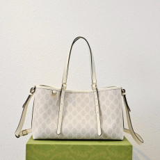 GUCCI GG 엠블럼 미디엄 토트백 (815214)