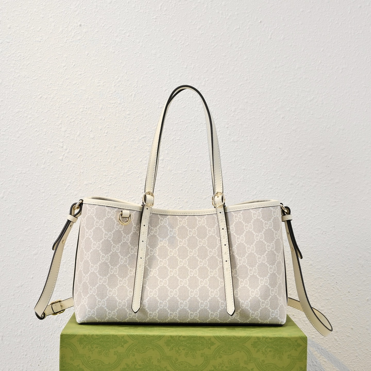 GUCCI GG 엠블럼 미디엄 토트백 (815214)