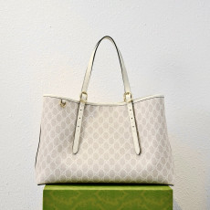 GUCCI GG 엠블럼 라지 토트백 (815214)