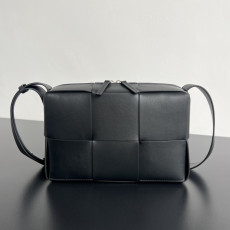 BOTTEGA VENETA 아르코 카메라백 (731165)