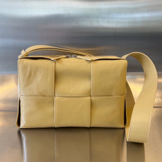 BOTTEGA VENETA 아르코 카메라백 (731165)