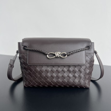 BOTTEGA VENETA 스몰 안디아모 메신저 백 (815781)