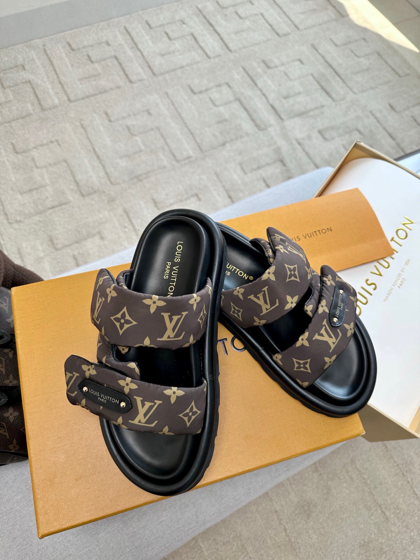Louis Vuitton 풀 플로우 플랫 컴포트 뮬