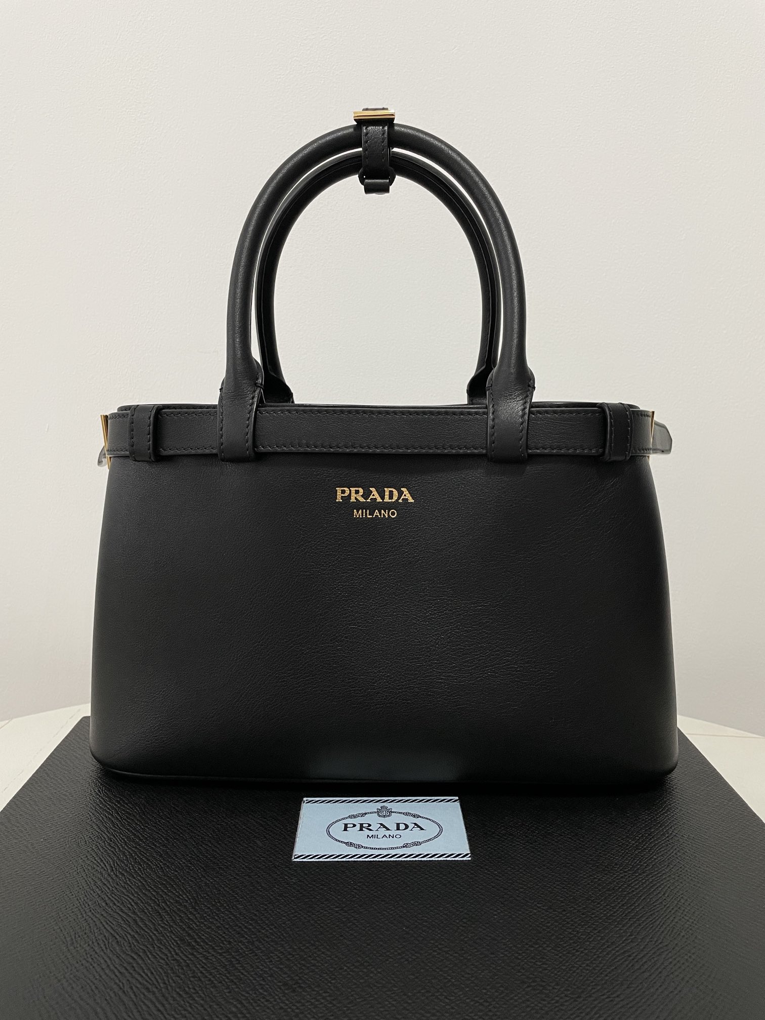 PRADA 버클 스몰 가죽 핸드백