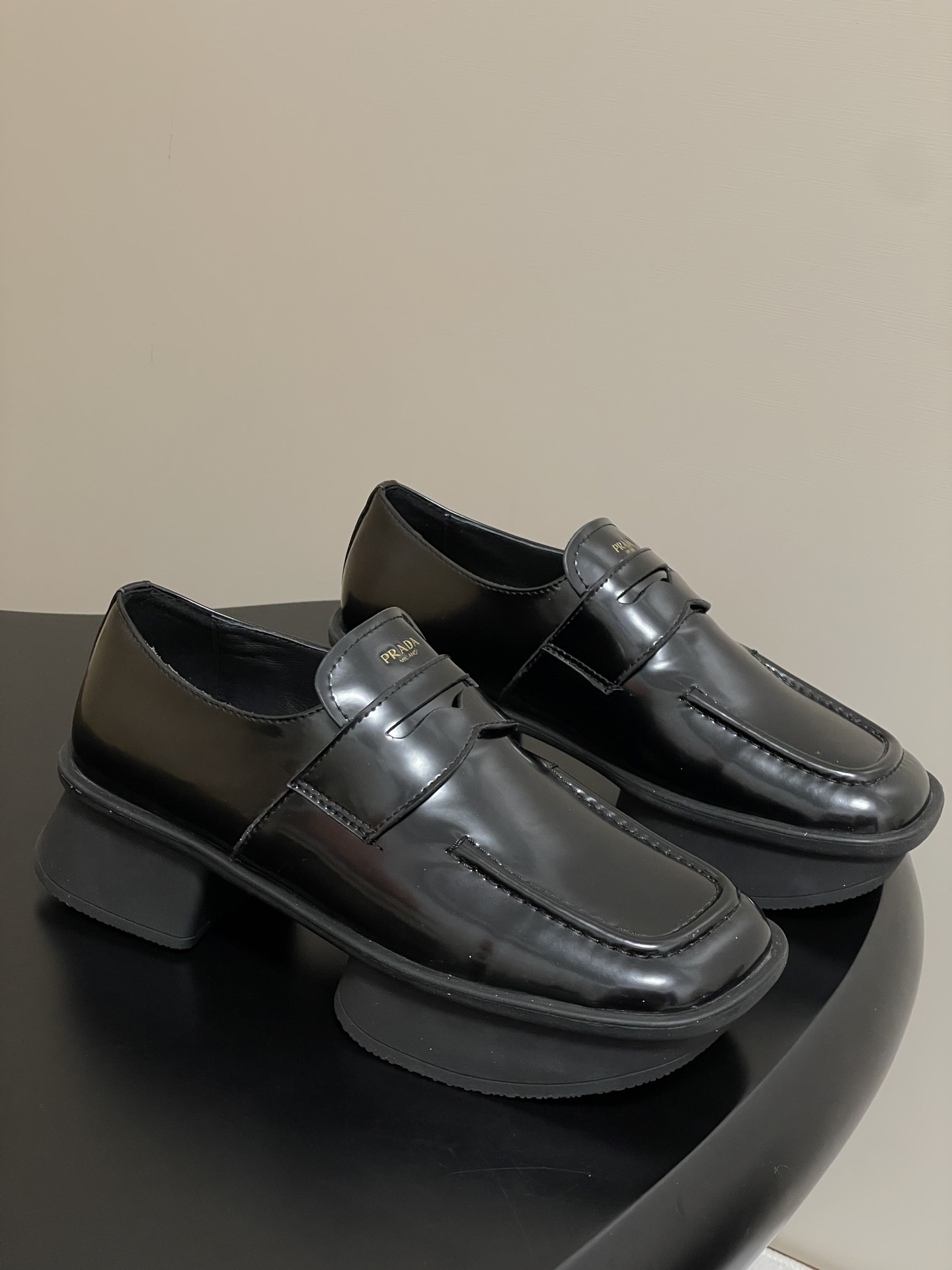 PRADA 이퀄 브러쉬드 가죽 로퍼