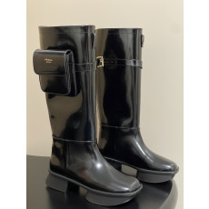 PRADA 브러쉬드 레더 부츠 파우치