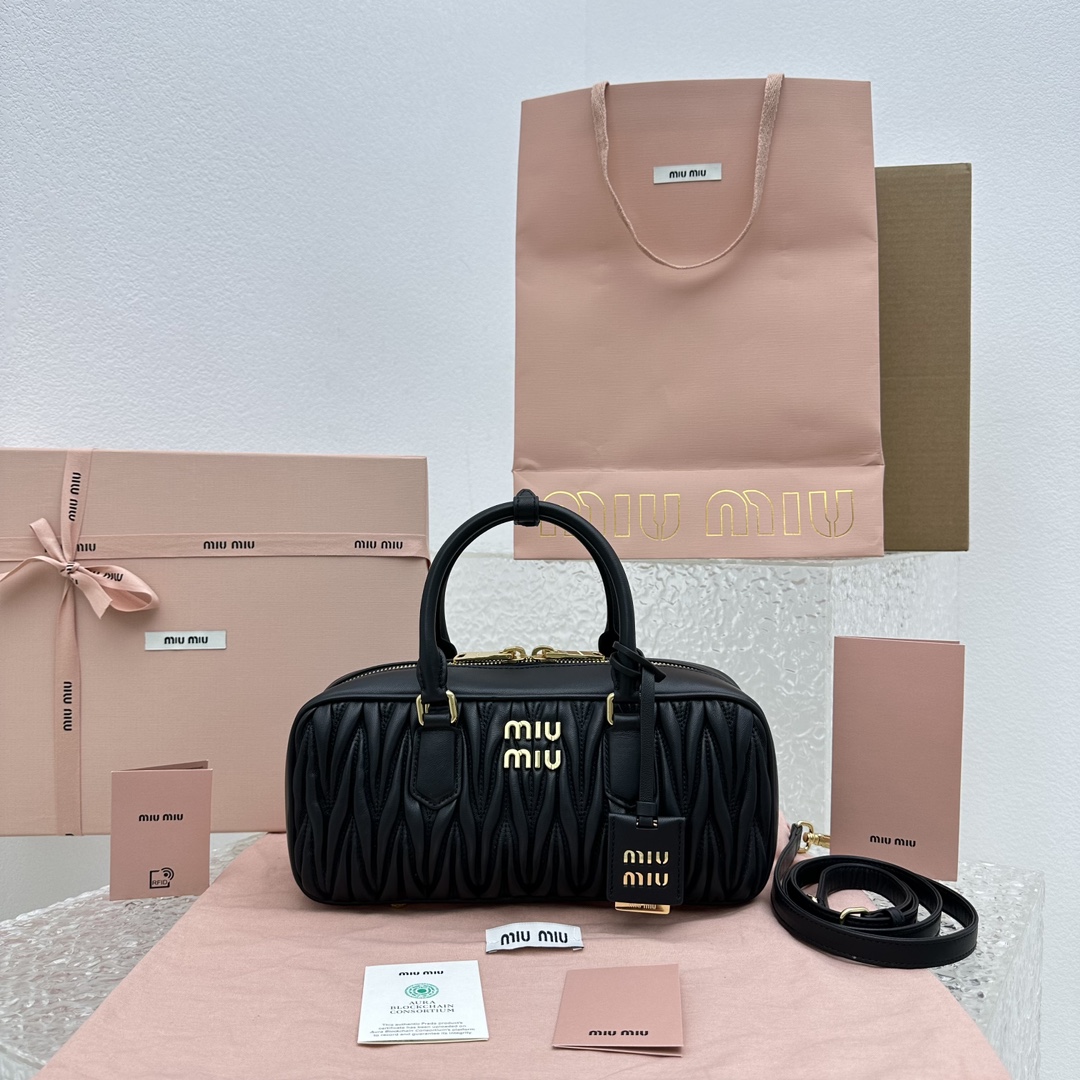 MIUMIU 아르카디 마테라쎄 미디움 레더백