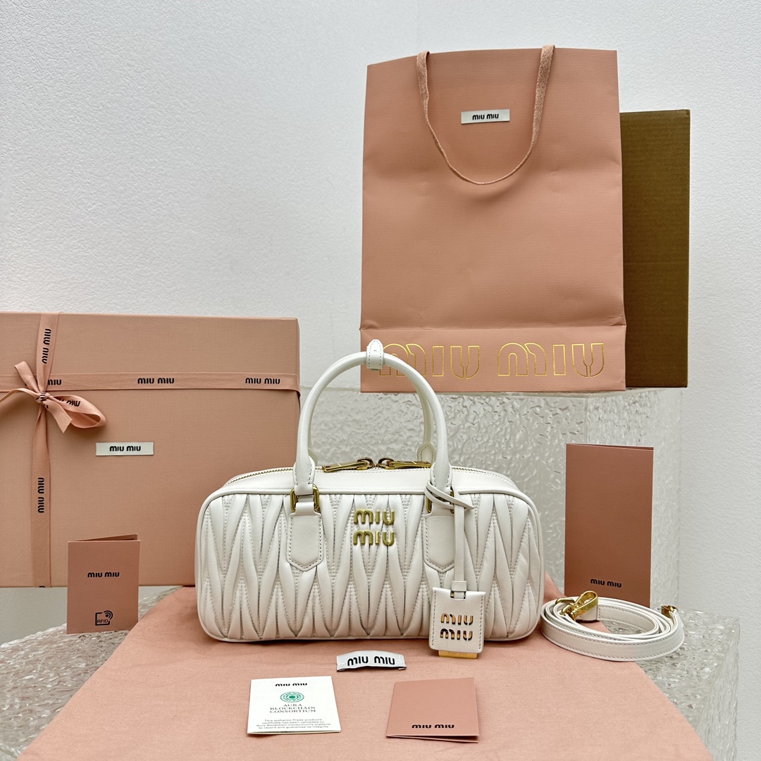 MIUMIU 아르카디 마테라쎄 미디움 레더백