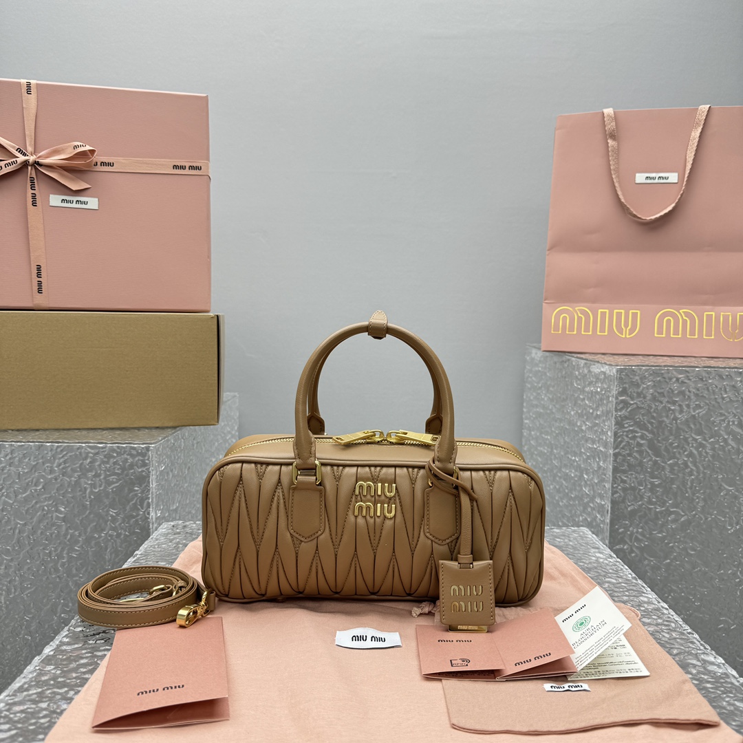 MIUMIU 아르카디 마테라쎄 미디움 레더백