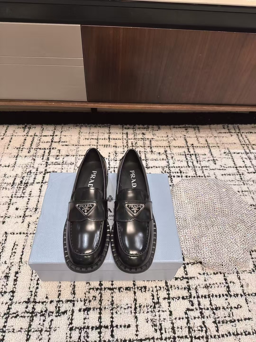 PRADA 초콜릿 브러시드 가죽 로퍼