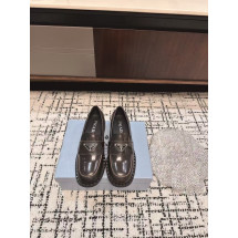PRADA 초콜릿 브러시드 가죽 로퍼