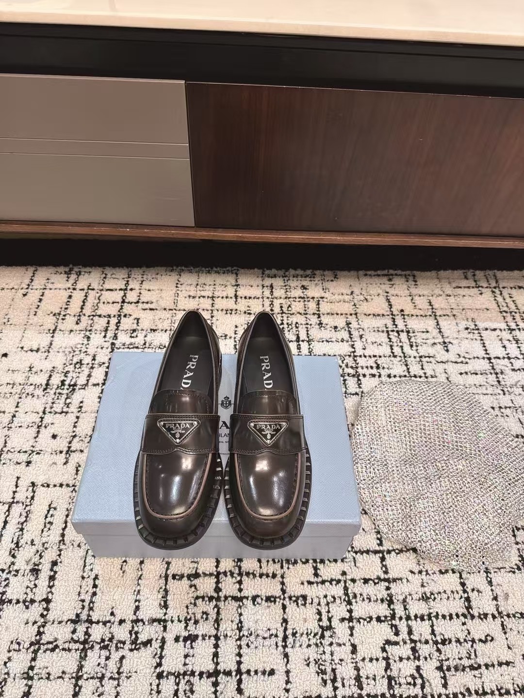 PRADA 초콜릿 브러시드 가죽 로퍼