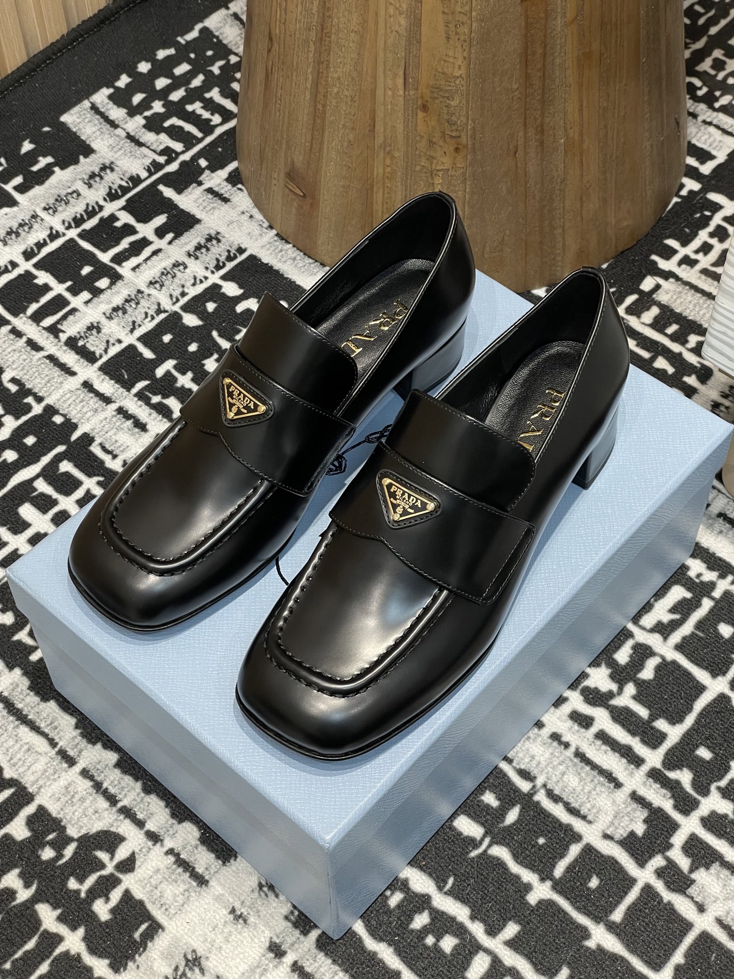PRADA 통굽 로퍼
