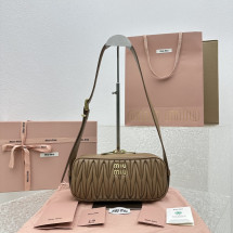 MIUMIU  마테라쎄 나파 레더 레더 숄더백