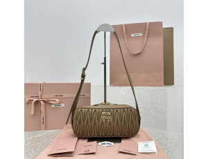 MIUMIU  마테라쎄 나파 레더 레더 숄더백