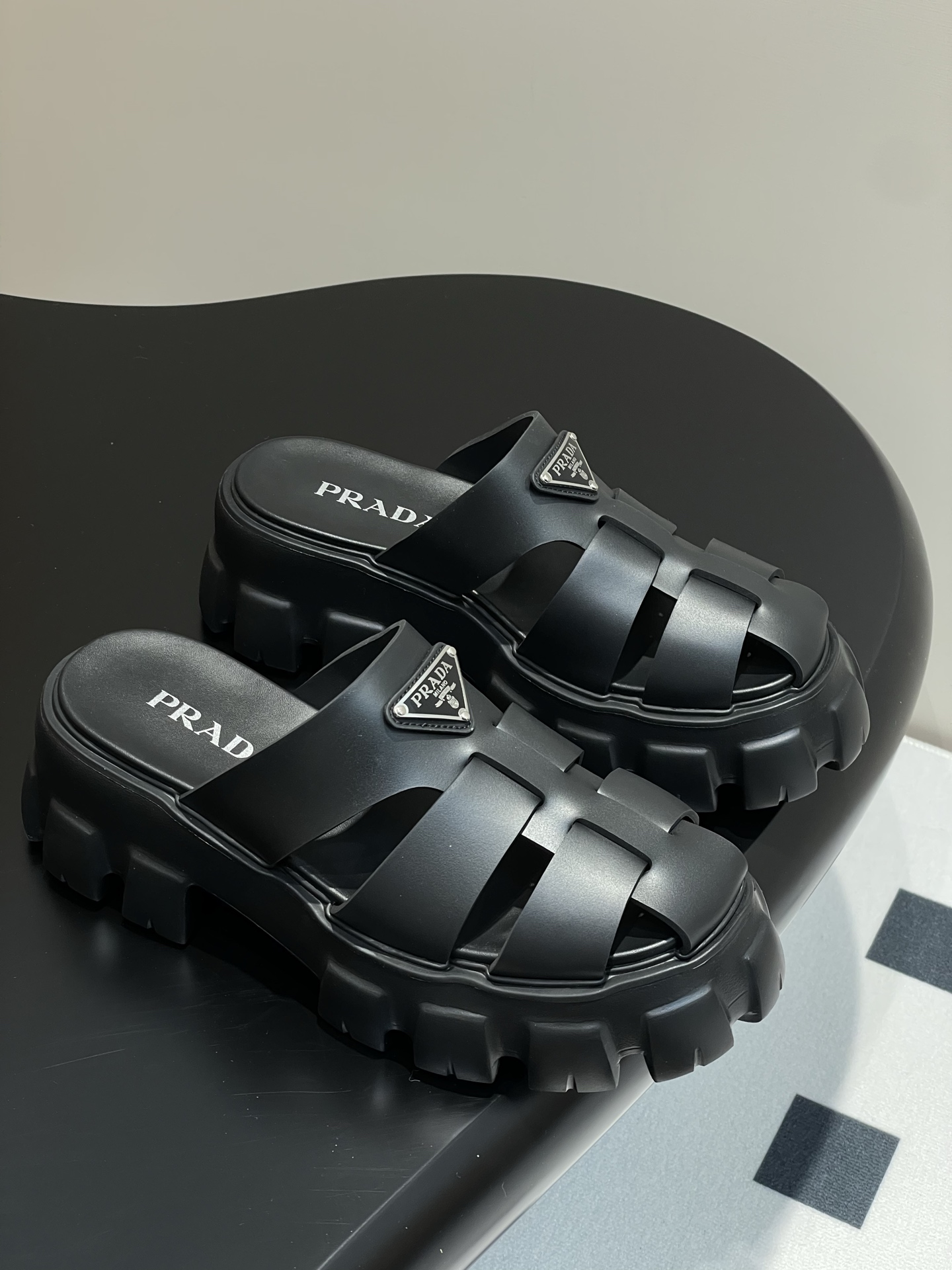 PRADA 모노리스 러버 뮬