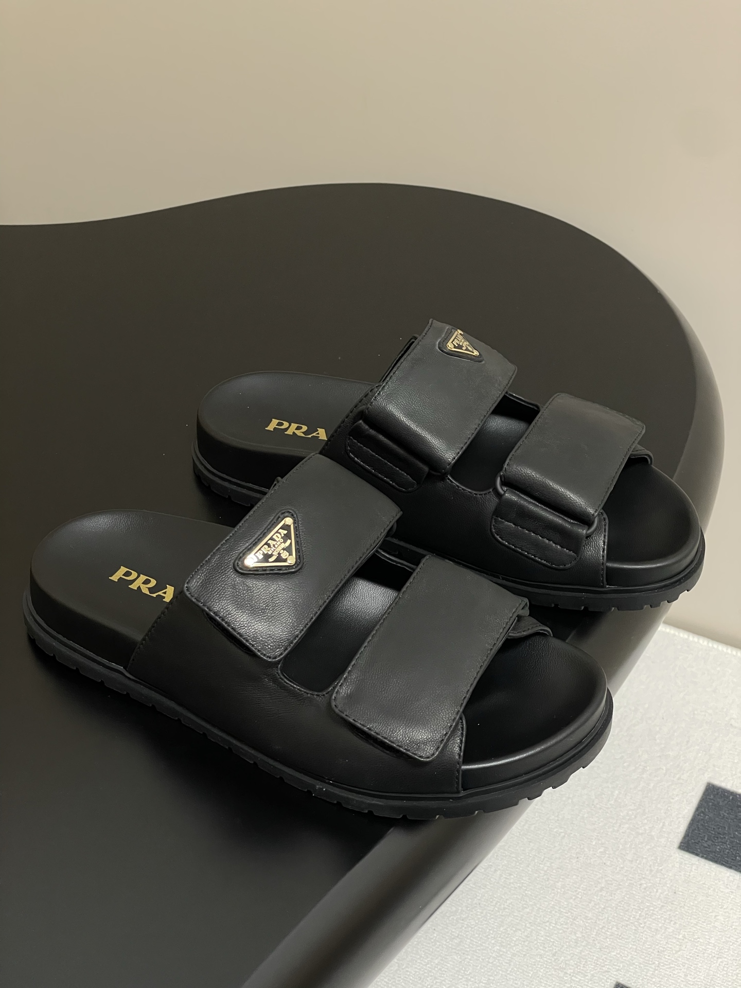 PRADA 나파 가죽 슬라이드