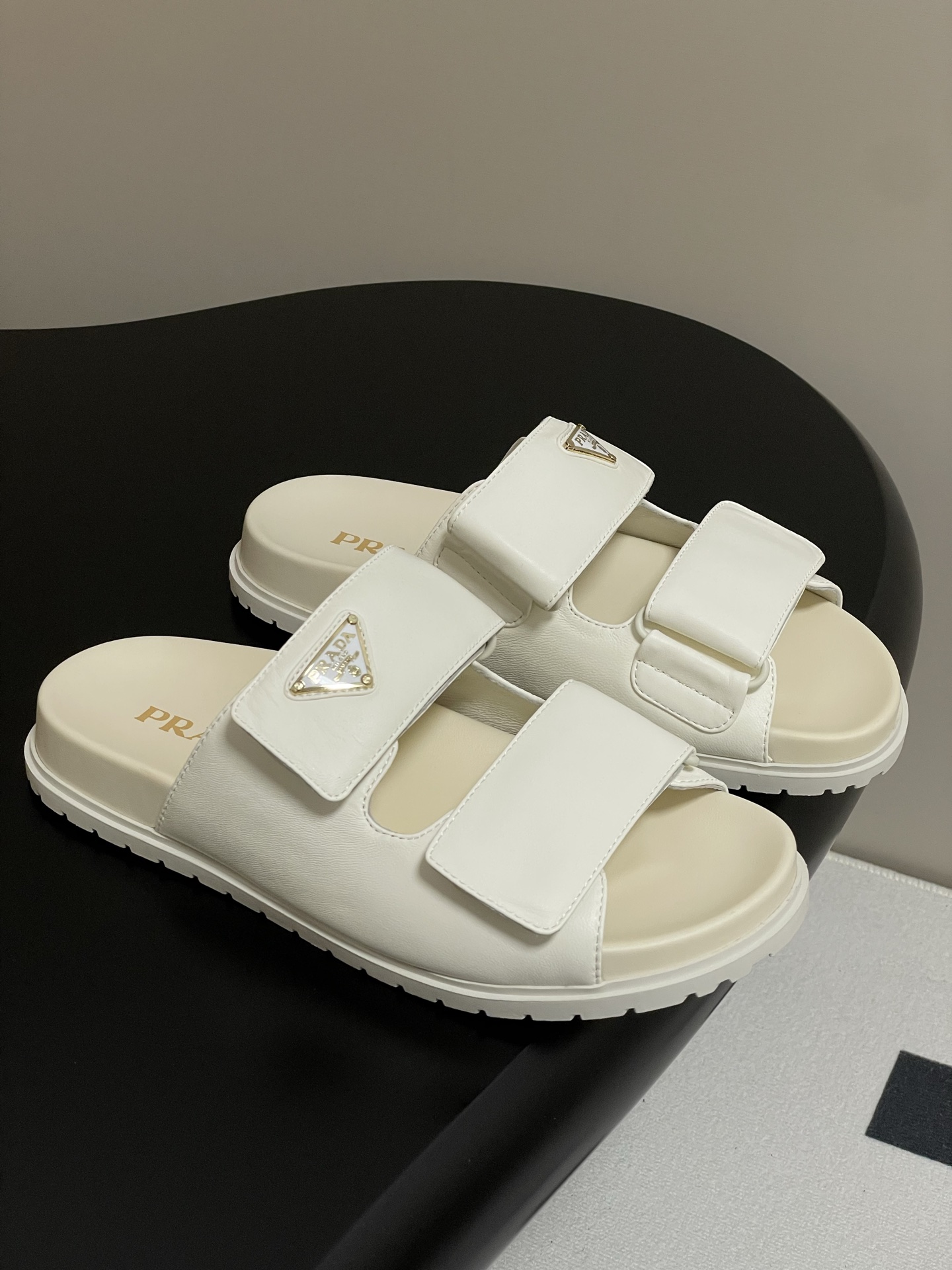 PRADA 나파 가죽 슬라이드