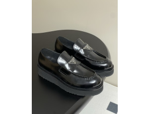 PRADA 로퍼