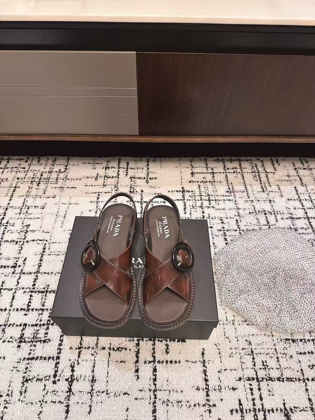 PRADA 버클 장식 브러쉬드 가죽 샌들