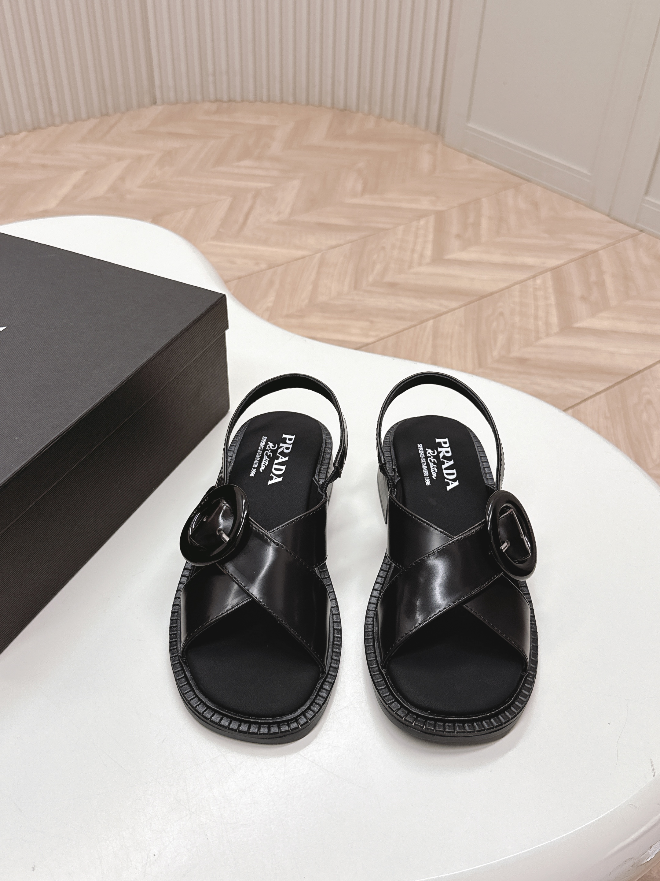 PRADA 버클 장식 브러쉬드 가죽 샌들