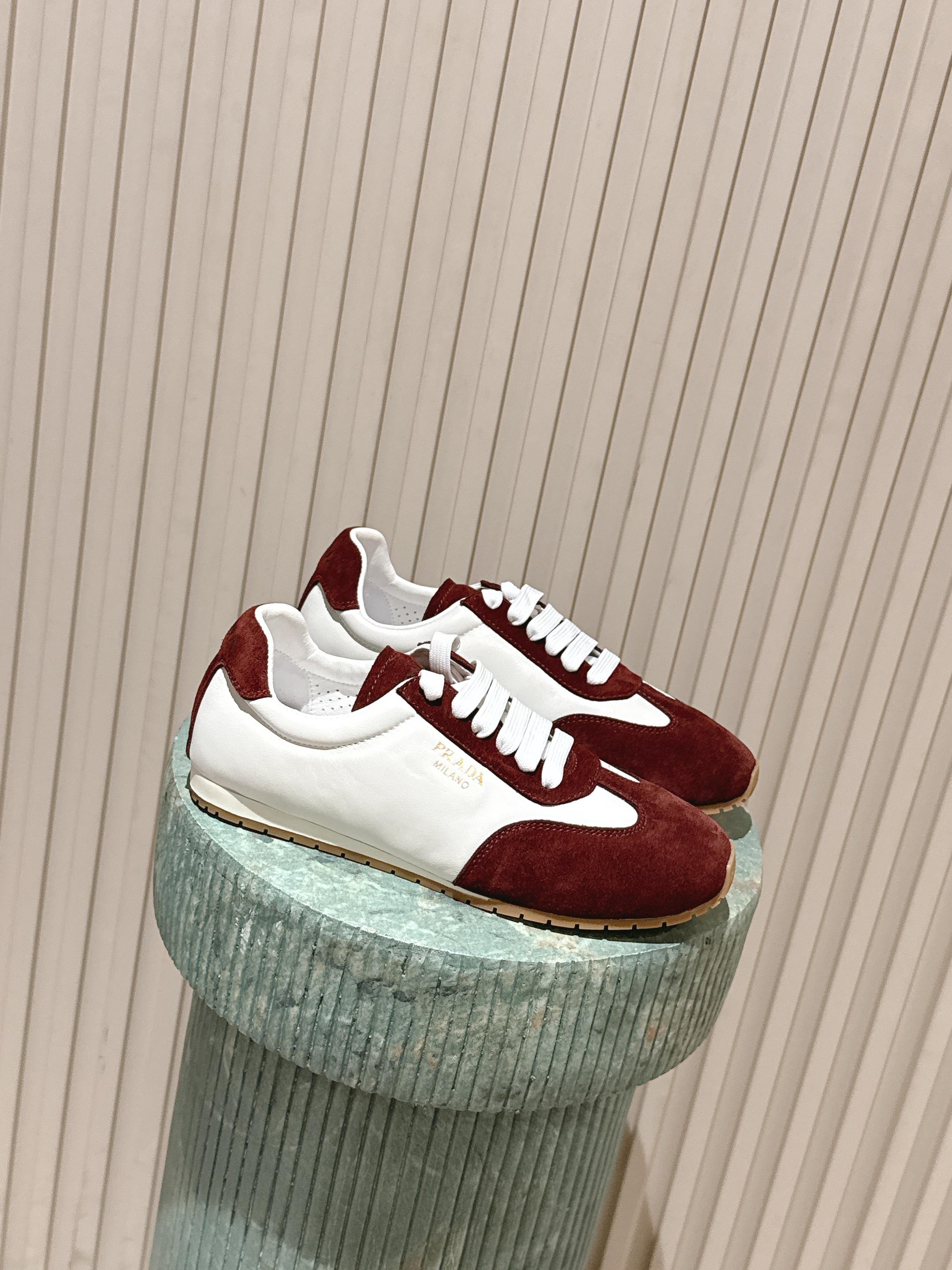 PRADA 나파 가죽 및 스웨이드 스니커즈