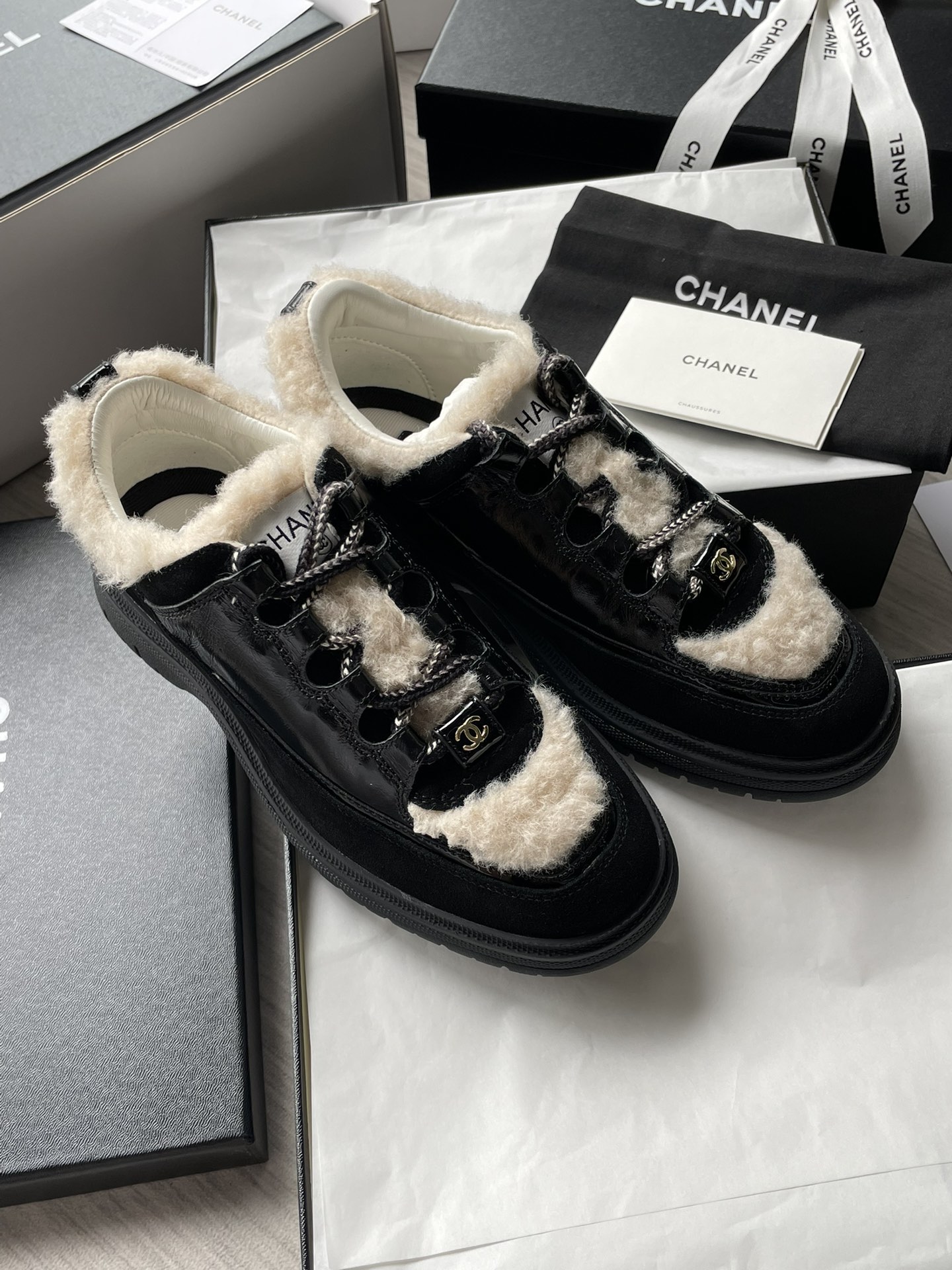 CH*NEL 스웨이드 스니커즈