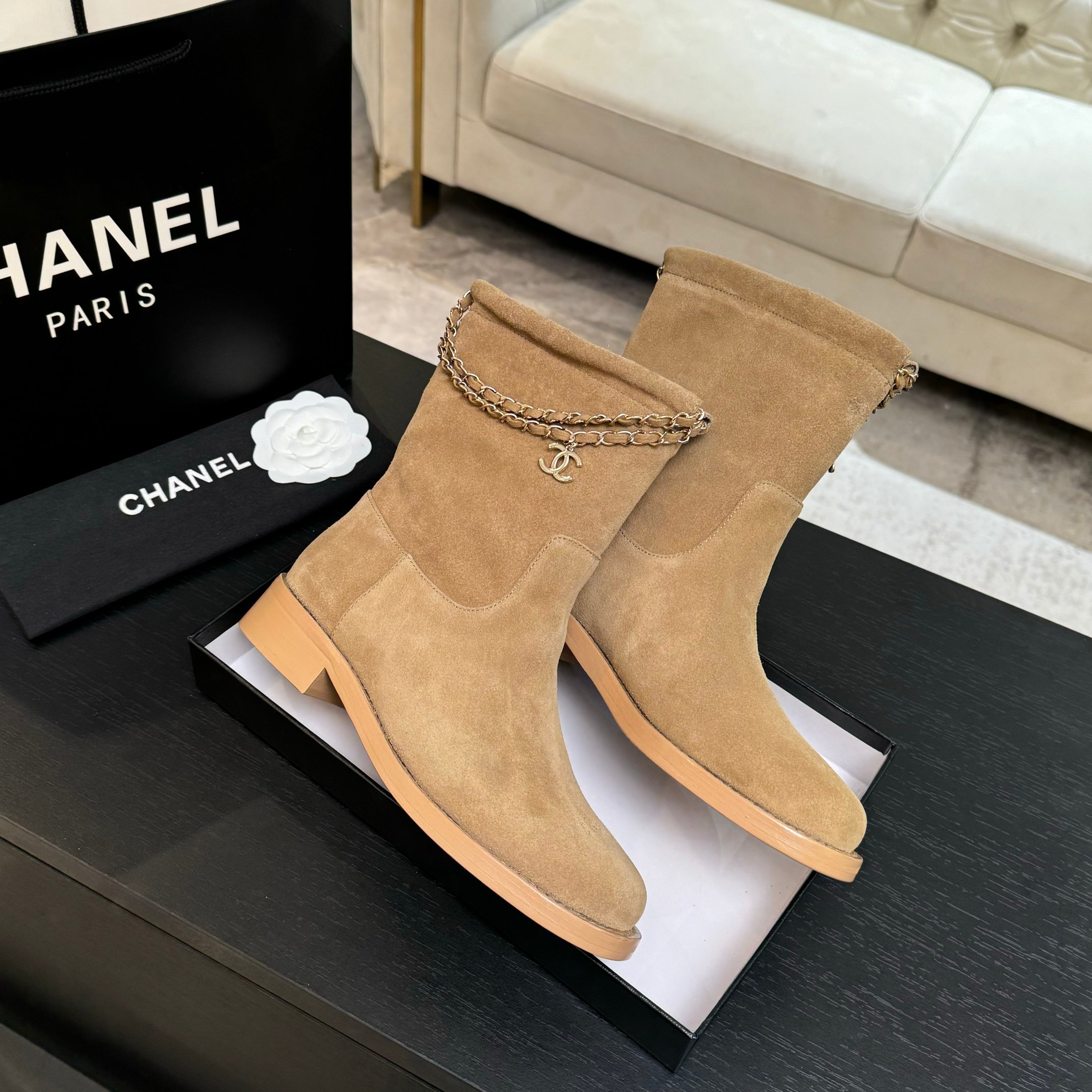 CH*NEL 스웨이드 앵클