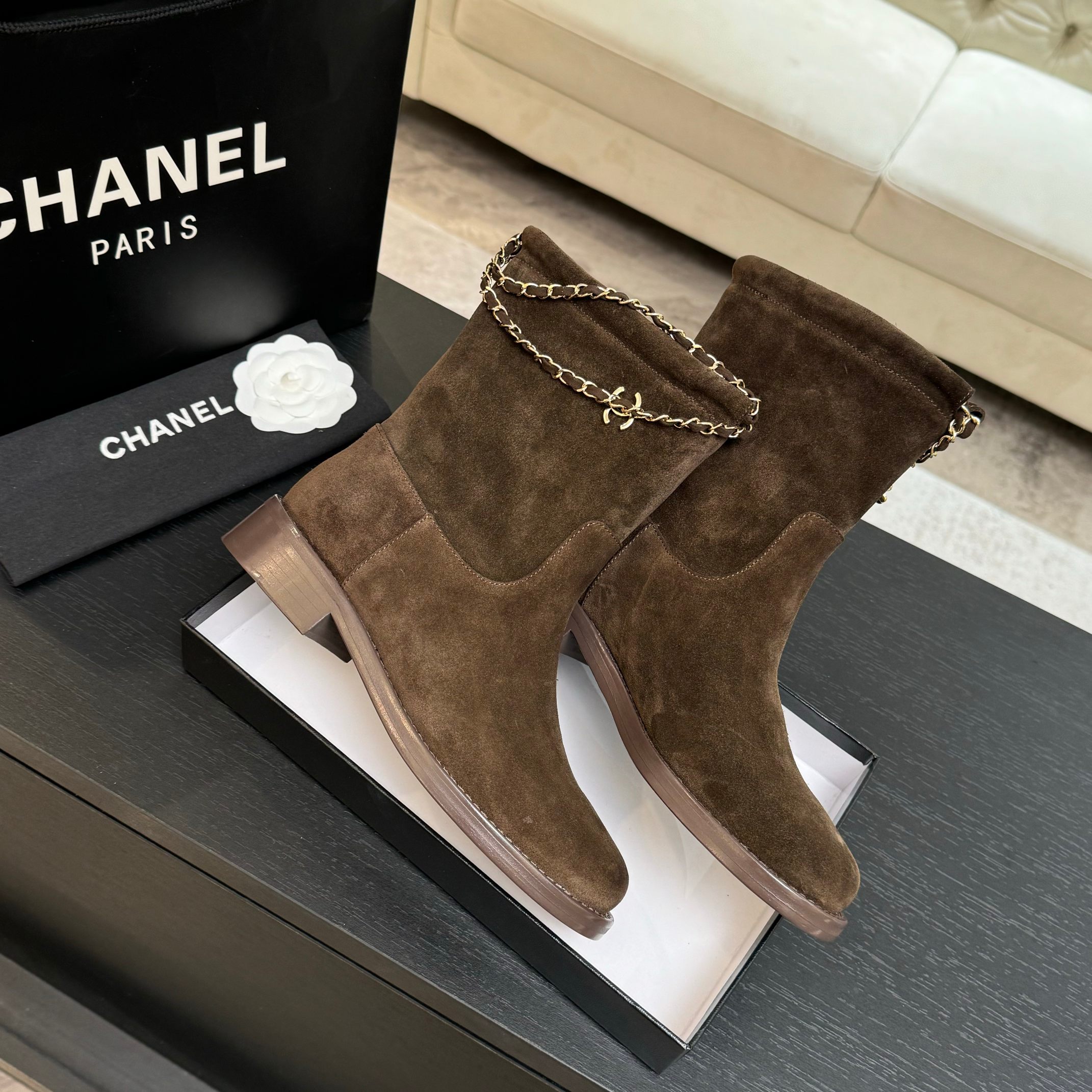 CH*NEL 스웨이드 앵클