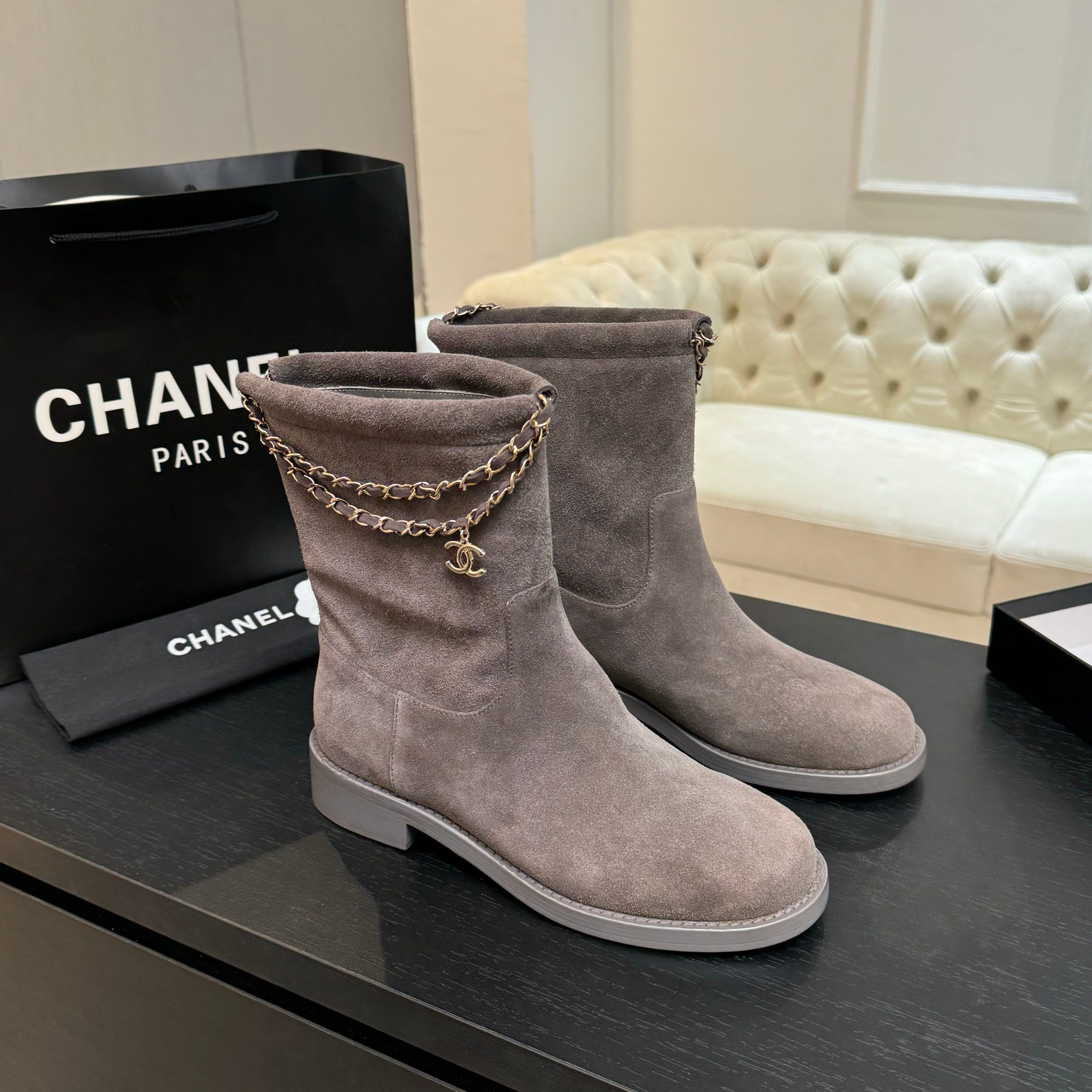 CH*NEL 스웨이드 앵클