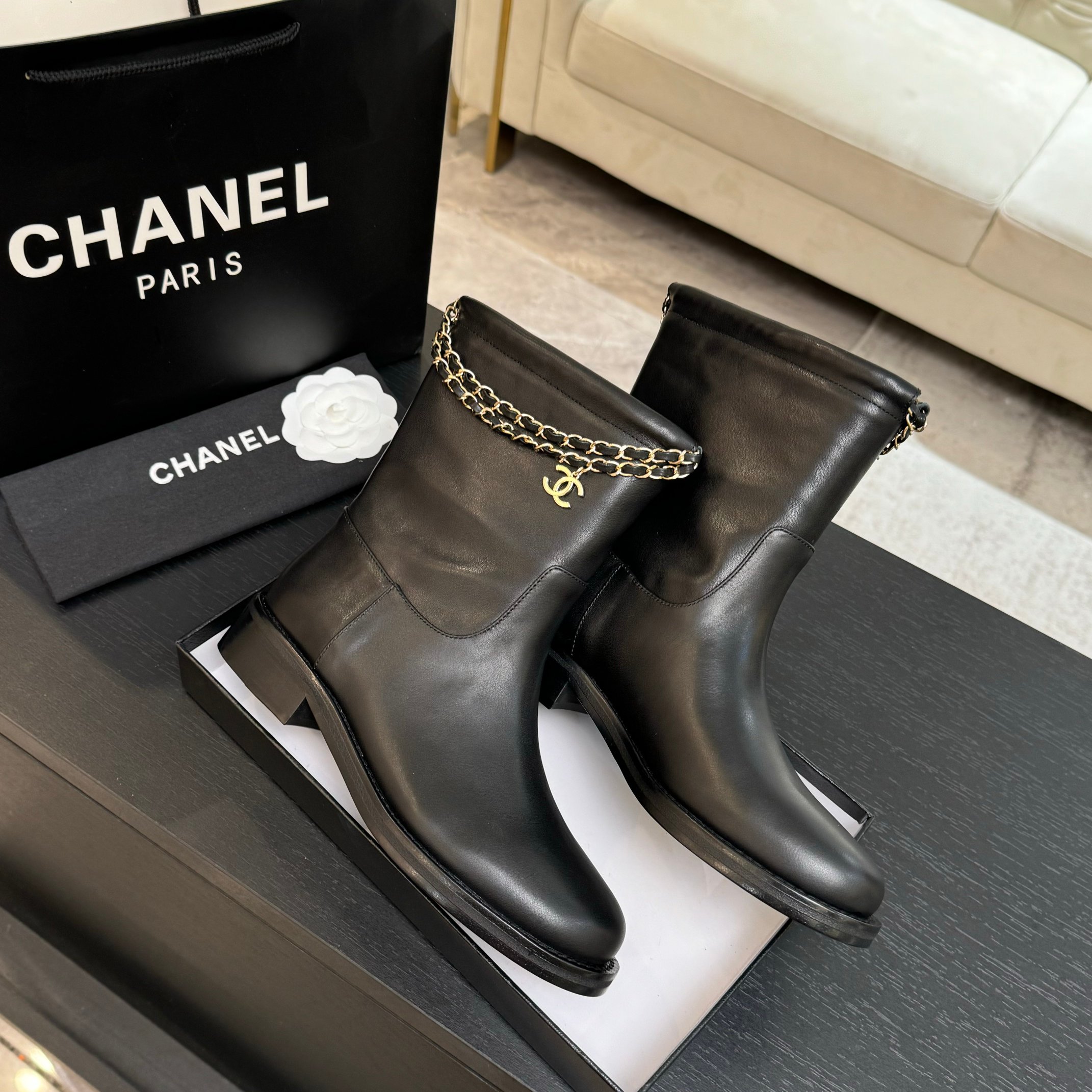 CH*NEL  가죽 앵클