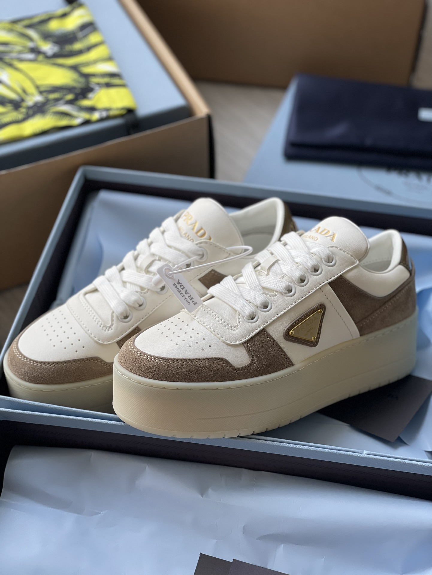 PRADA 통굽 스니커즈